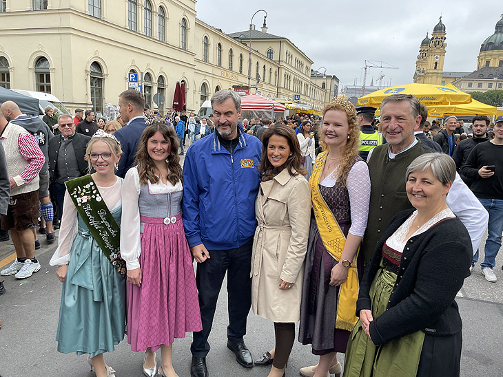 Beim Rundgang auf der 14. Bauernmarktmeile wurden Ministerpräsident Dr. Markus Söder, Landwirtschaftsministerin Michaela Kaniber, die stellvertretende Landesbäuerin Christiane Ade (r.) und Bauernverbandspräsident Günther Felßner von Produkt-Hohheiten begleitet: Elena Heckl (l.), Bayerische Kartoffelkönigin, Elisabeth Heimerl (2.v.l.), Bayerische Milchkönigin und Anja Bürzer, Bayerische Honigprinzessin.(©Foto: BBV) 